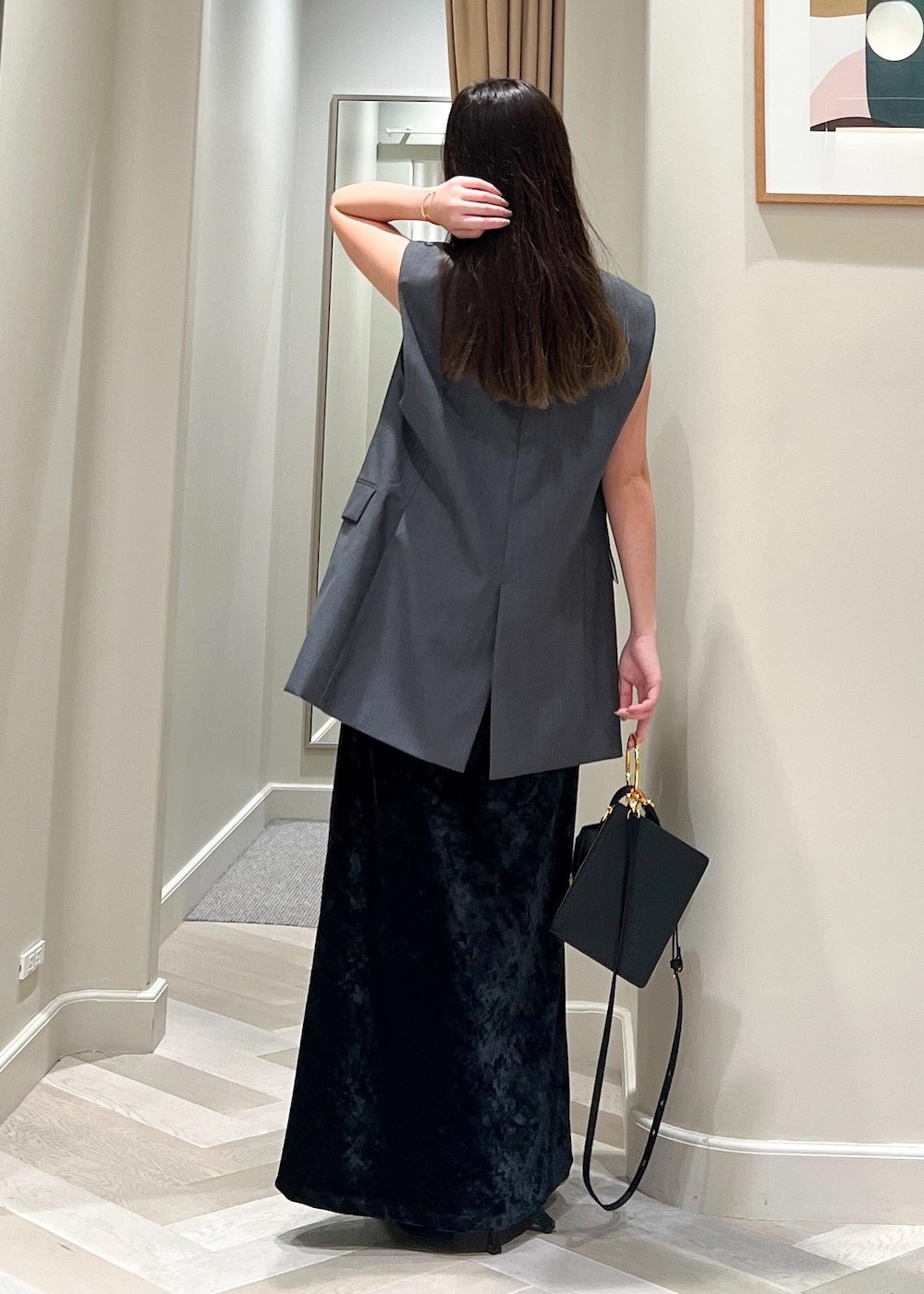 ブラック系のショルダーバッグ、ブラック系のワンピース、ブラック系のパンプスを着用したレディースの秋コーディネートの4枚目の写真