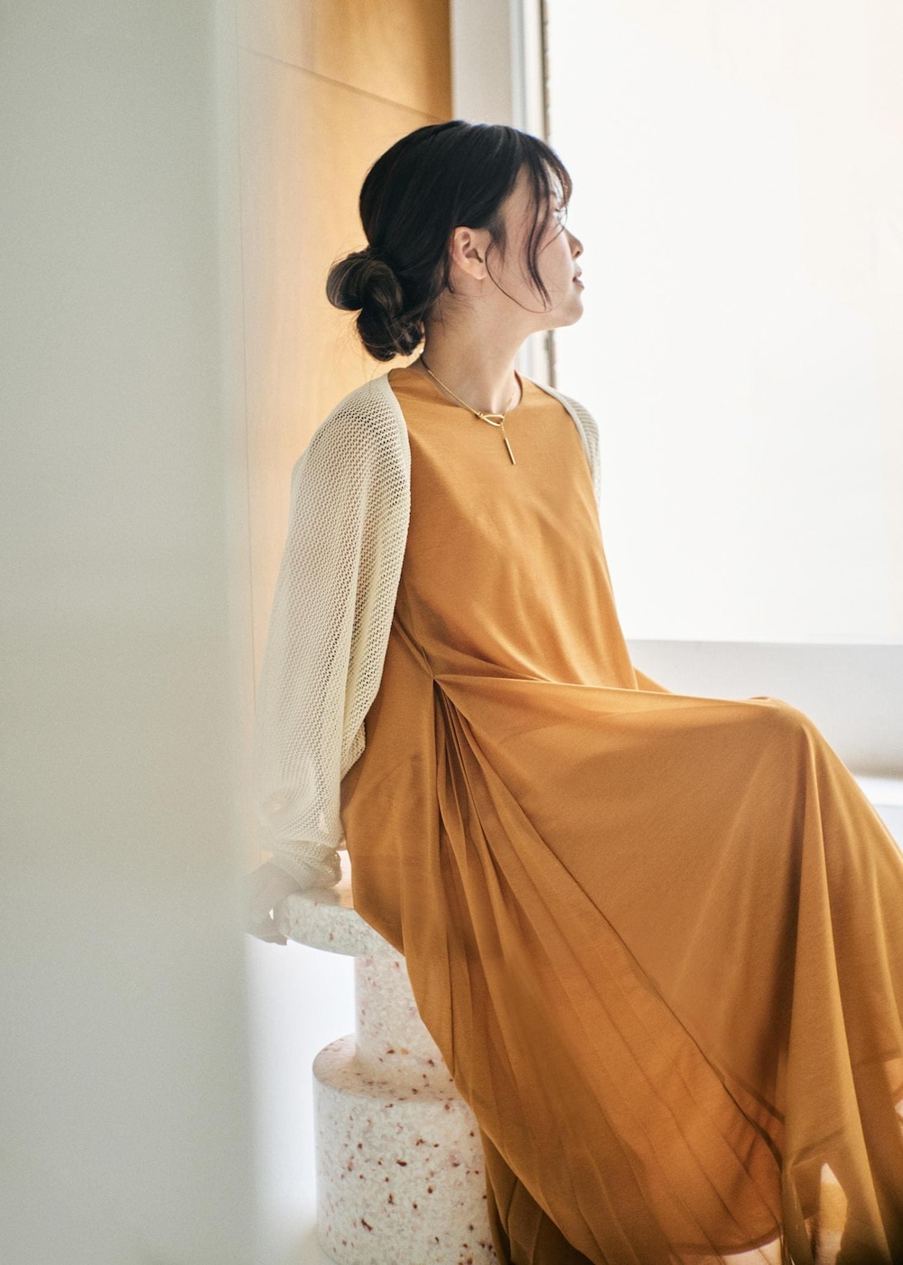 ホワイト系のハンドバッグ、ホワイト系のサンダル、ホワイト系のカーディガン/ボレロを着用したレディースの春コーディネートの3枚目の写真