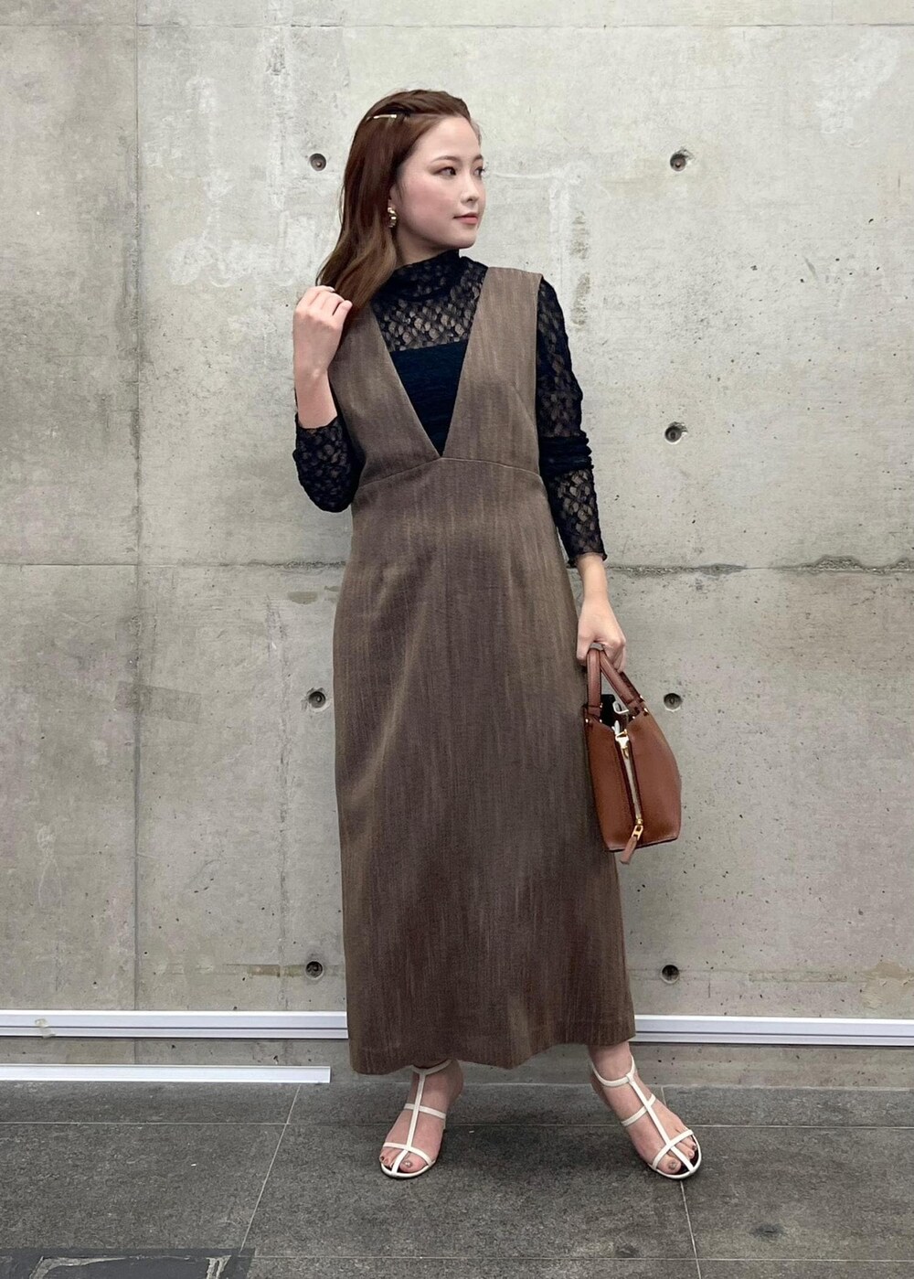「ロペ、低身長コーデ、レーストップス、インナー、レイヤード、ツィード、ツィードワンピース、タイト、Ｖネック、ブラック、ブラウン、レース、ハイネック、ロング、ワンピース」｜「ROPE'のツイード調ジャンパースカート（ジャンパースカート、ブラウン系）」を使った、tsukaさん（レディース・155cm）の夏コーディネートの2枚目の写真