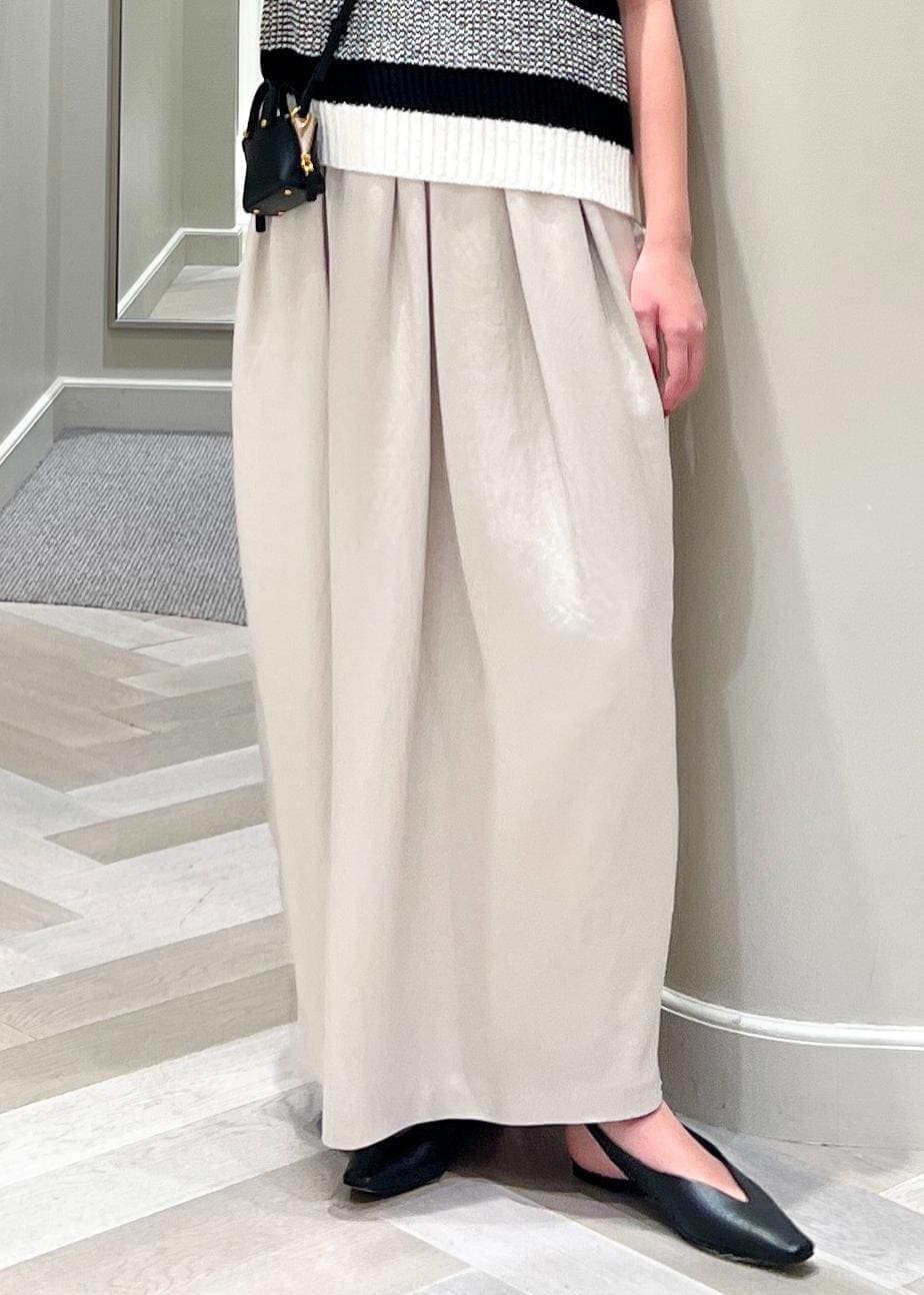 ブラック系のパンプス、ブラック系のショルダーバッグ、ベージュ系のワンピースを着用したレディースの夏コーディネートの8枚目の写真