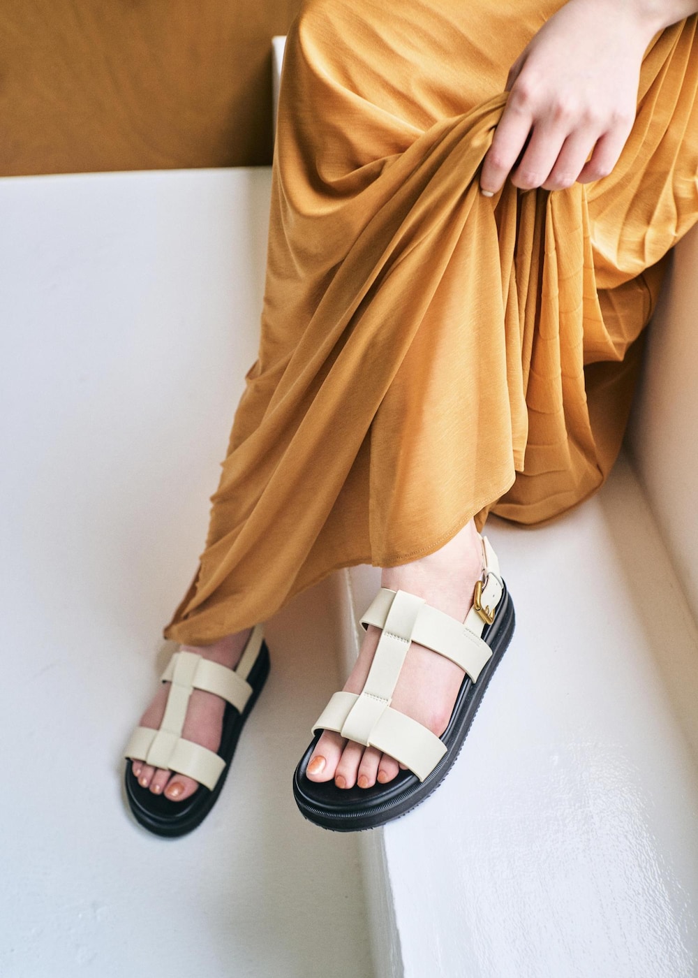 ホワイト系のハンドバッグ、ホワイト系のサンダル、ホワイト系のカーディガン/ボレロを着用したレディースの春コーディネートの5枚目の写真