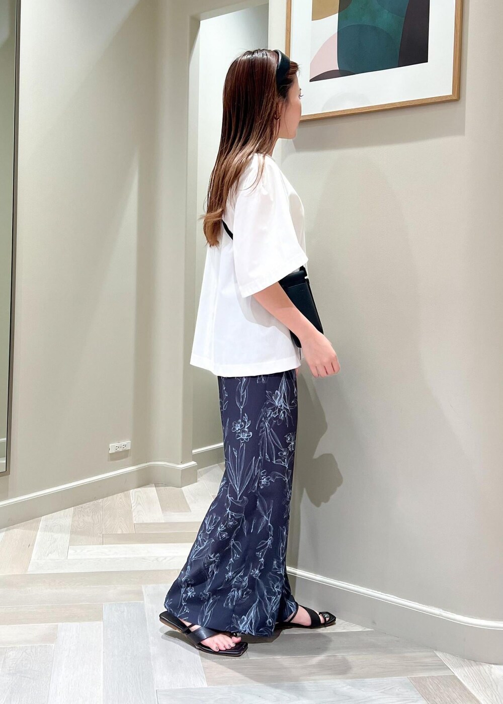 ブラック系のショルダーバッグ、ホワイト系のTシャツ/カットソー、ブラック系のその他パンツを着用したレディースの夏コーディネートの4枚目の写真