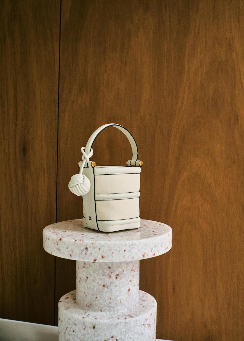 ホワイト系のハンドバッグ、ホワイト系のサンダル、ホワイト系のカーディガン/ボレロを着用したレディースの春コーディネートの6枚目の写真