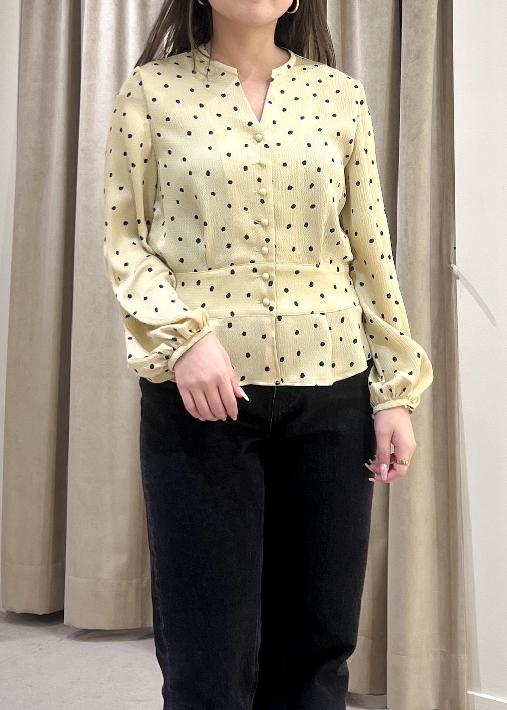 グレー系のデニムパンツ、ブラック系のパンプス、ベージュ系のシャツ/ブラウスを着用したレディースの春コーディネートの9枚目の写真