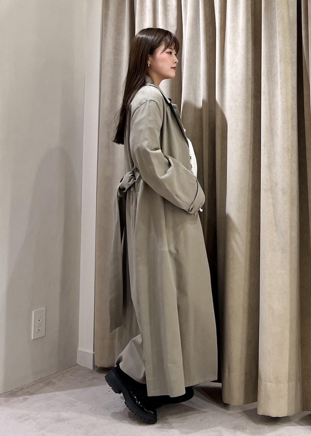 ブラック系のデニムパンツ、ブラック系のカーディガン/ボレロ、ホワイト系のキャミソールを着用したレディースの冬コーディネートの3枚目の写真