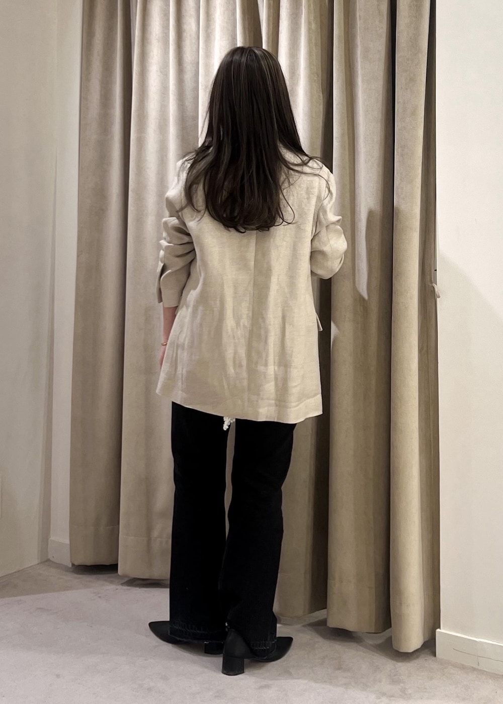 グレー系のデニムパンツ、ブラック系のパンプス、ホワイト系のキャミソールを着用したレディースの春コーディネートの5枚目の写真