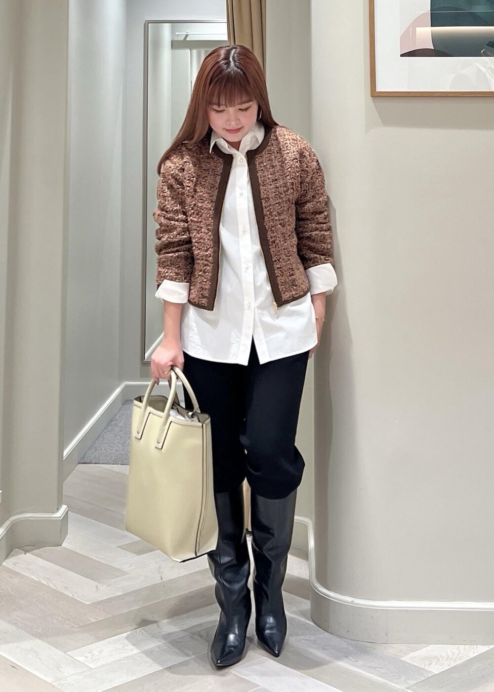 ホワイト系のシャツ/ブラウス、ブルー系のその他パンツ、ホワイト系のトートバッグを着用したレディースの冬コーディネートの2枚目の写真