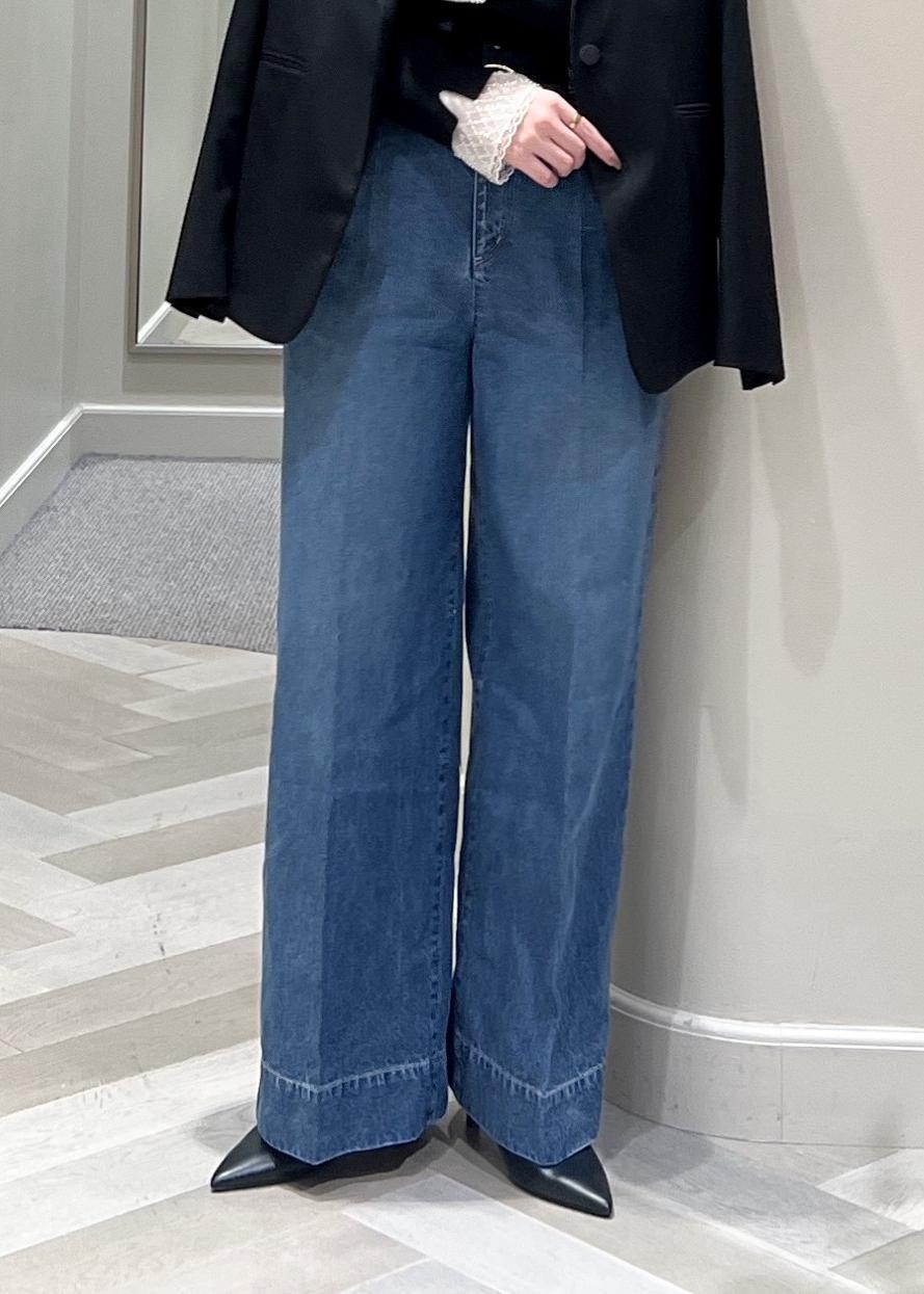 ブルー系のデニムパンツ、ブラック系のテーラードジャケット、ブラック系のベルトを着用したレディースの冬コーディネートの9枚目の写真