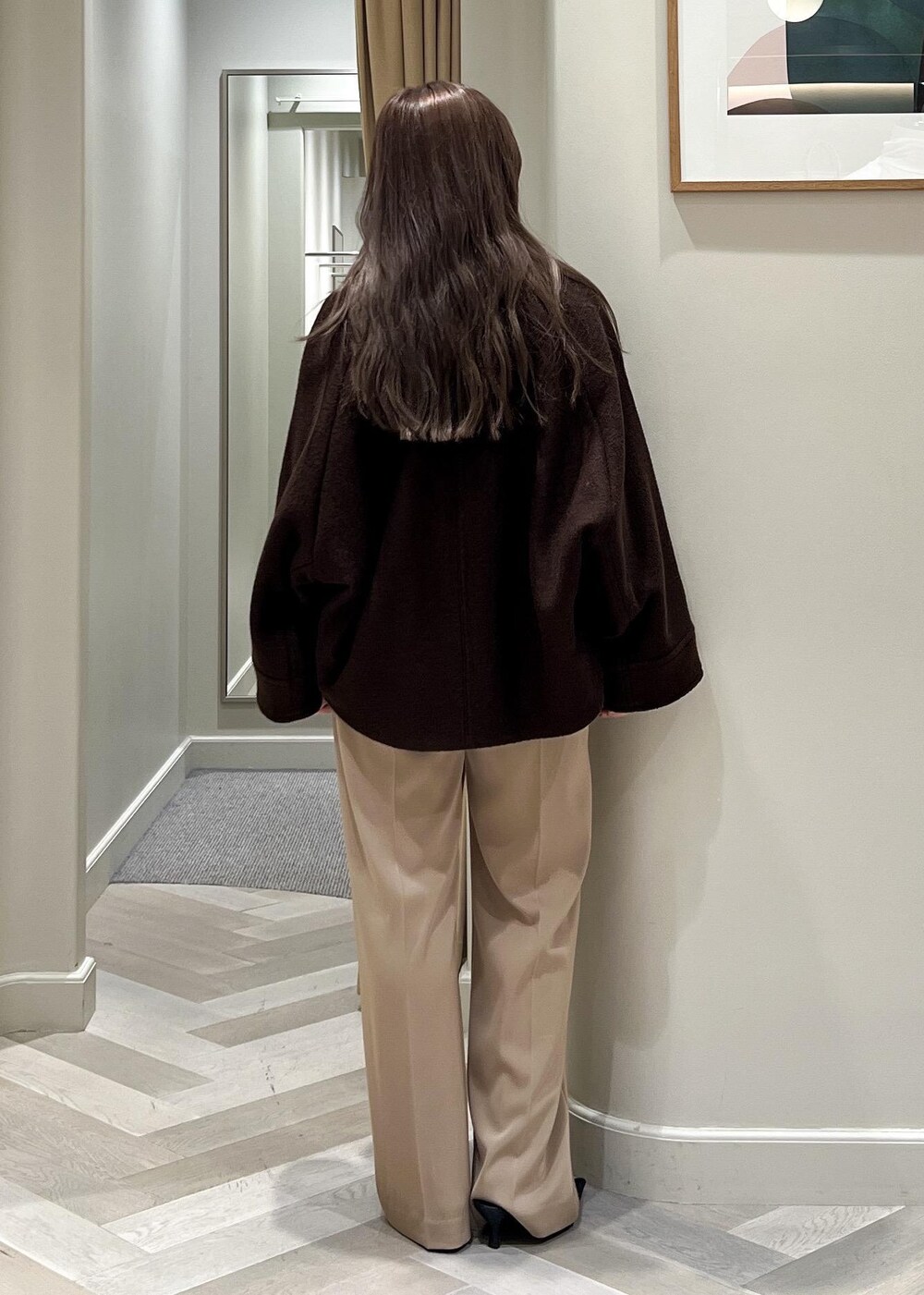 ブラック系のパンプス、ベージュ系のその他パンツ、ブラウン系のブルゾンを着用したレディースの秋コーディネートの4枚目の写真