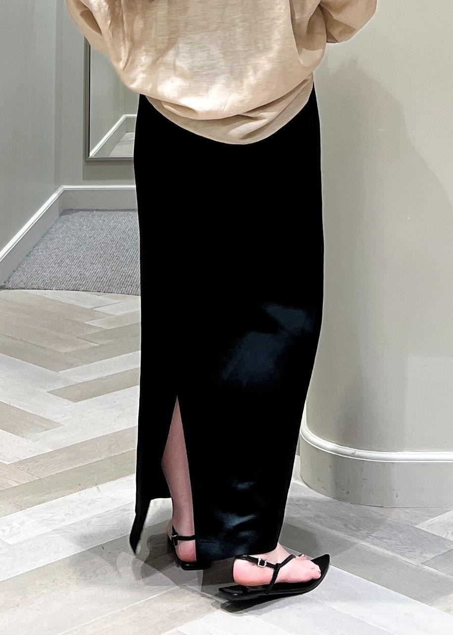 ブラック系のスカート、ベージュ系のシャツ/ブラウス、ホワイト系の長傘を着用したレディースの夏コーディネートの8枚目の写真