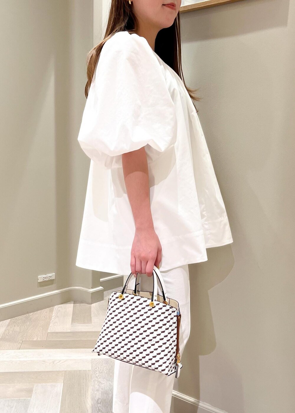 ホワイト系のシャツ/ブラウス、ホワイト系のその他パンツを着用したレディースの夏コーディネートの6枚目の写真