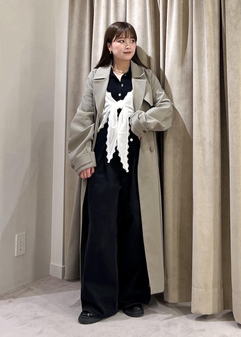 ブラック系のデニムパンツ、ブラック系のカーディガン/ボレロ、ホワイト系のキャミソールを着用したレディースの冬コーディネートの6枚目の写真