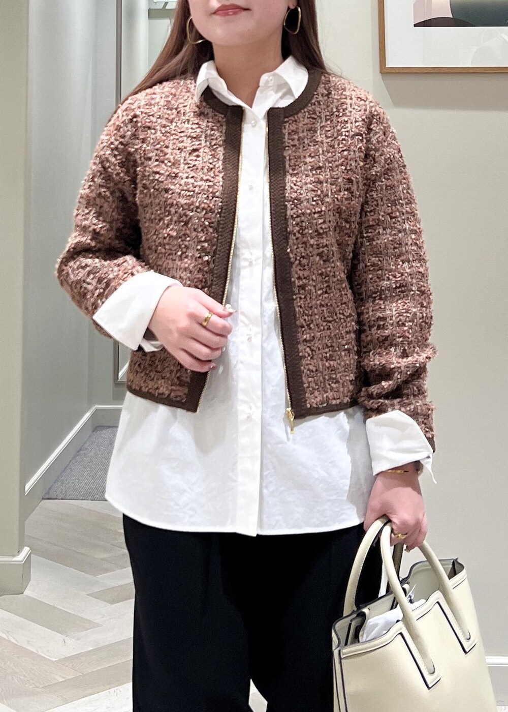 ホワイト系のシャツ/ブラウス、ブルー系のその他パンツ、ホワイト系のトートバッグを着用したレディースの冬コーディネートの7枚目の写真