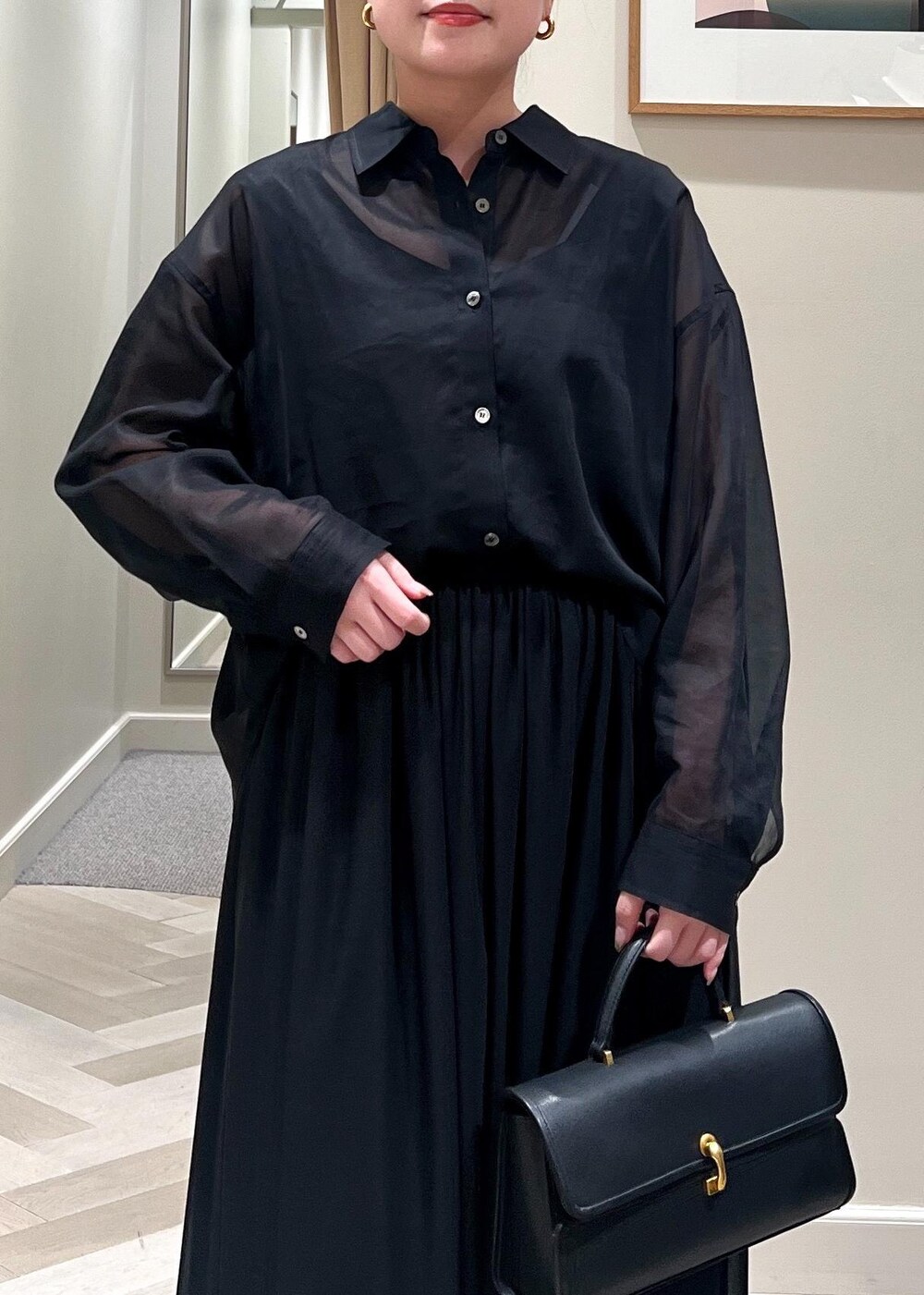 ブラック系のサンダル、ブラック系のショルダーバッグ、ブラック系のシャツ/ブラウスを着用したレディースの春コーディネートの6枚目の写真