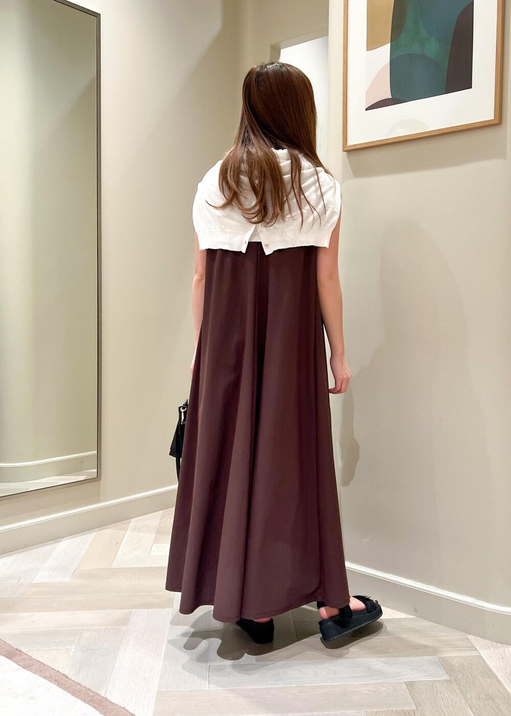 ブラック系のトートバッグ、ブラウン系のワンピース、ブラック系のサンダルを着用したレディースの夏コーディネートの4枚目の写真