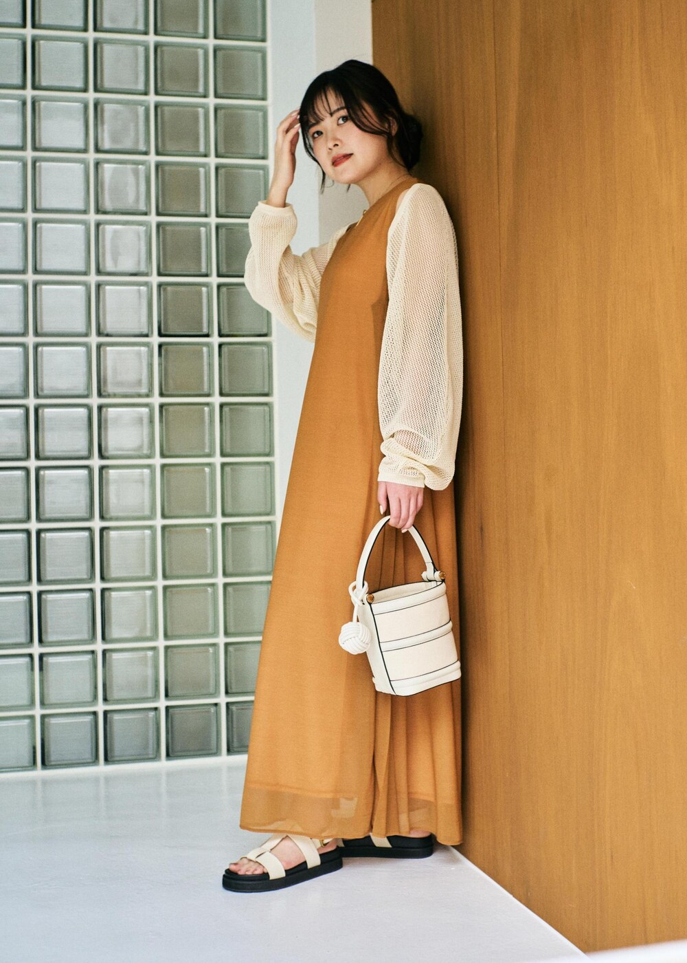 ホワイト系のハンドバッグ、ホワイト系のサンダル、ホワイト系のカーディガン/ボレロを着用したレディースの春コーディネートの2枚目の写真