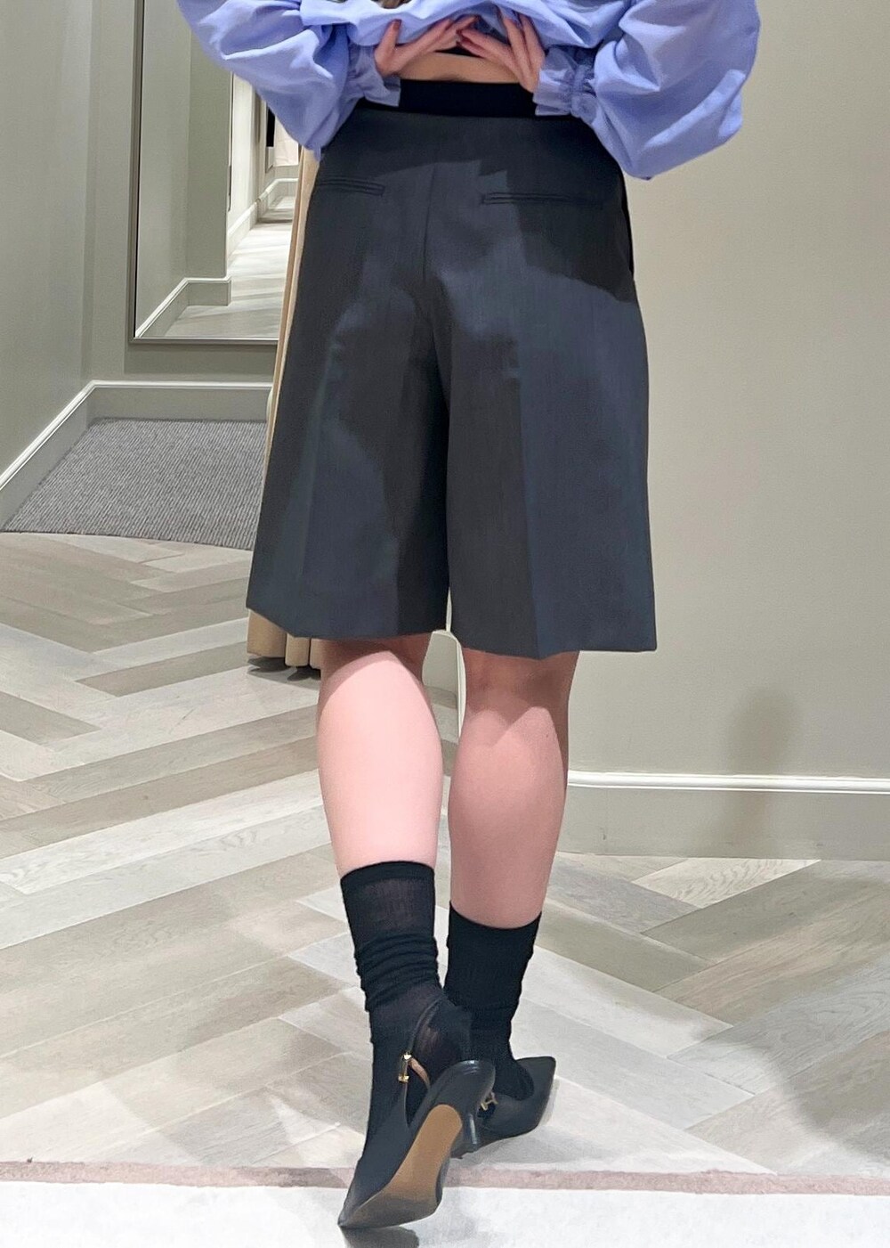 ブラック系のパンプス、グレー系のその他パンツ、ベージュ系のハンドバッグを着用したレディースの秋コーディネートの7枚目の写真