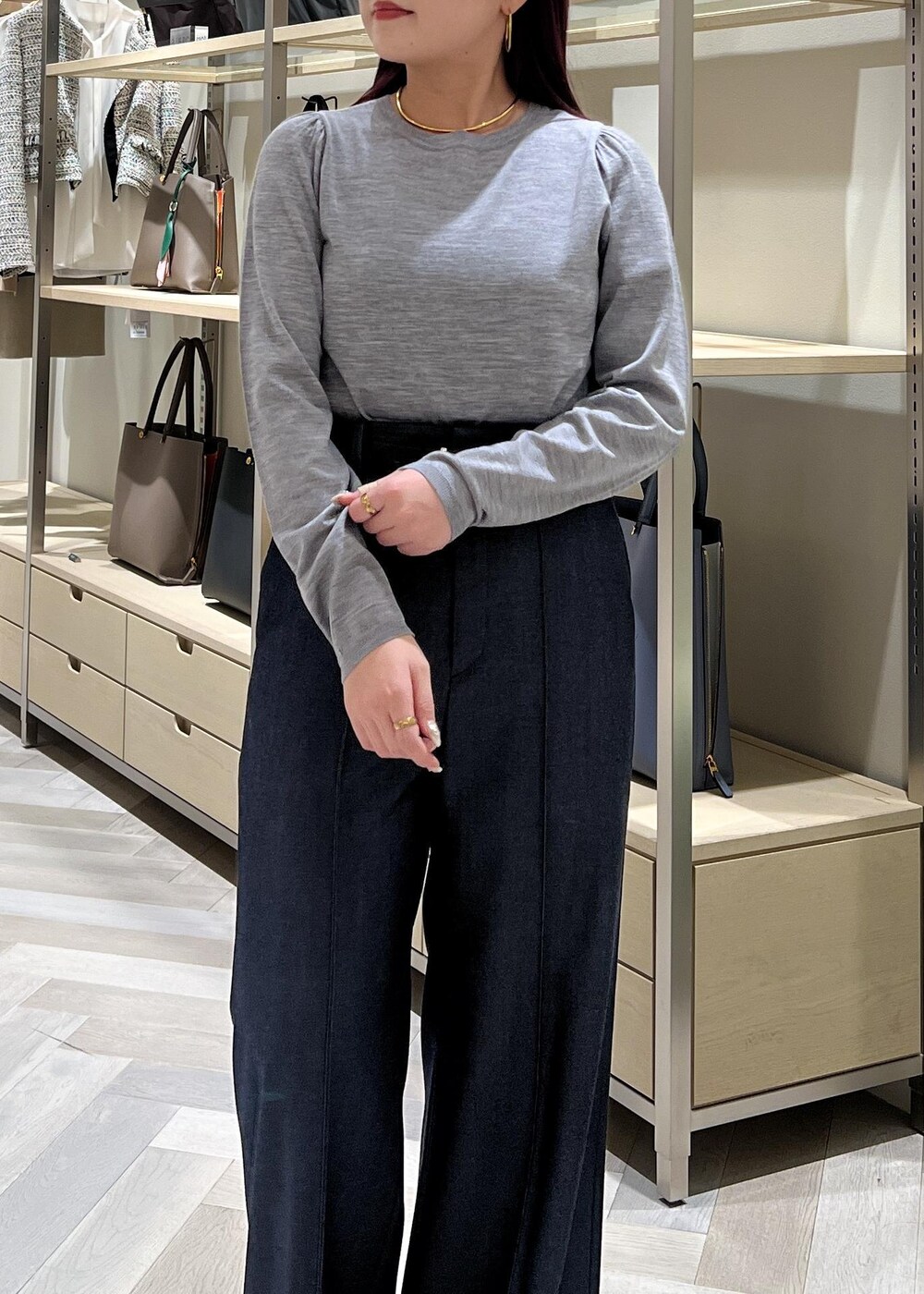 ブラック系のブーツ、グレー系のニット/セーター、ブルー系のその他パンツを着用したレディースの秋コーディネートの8枚目の写真