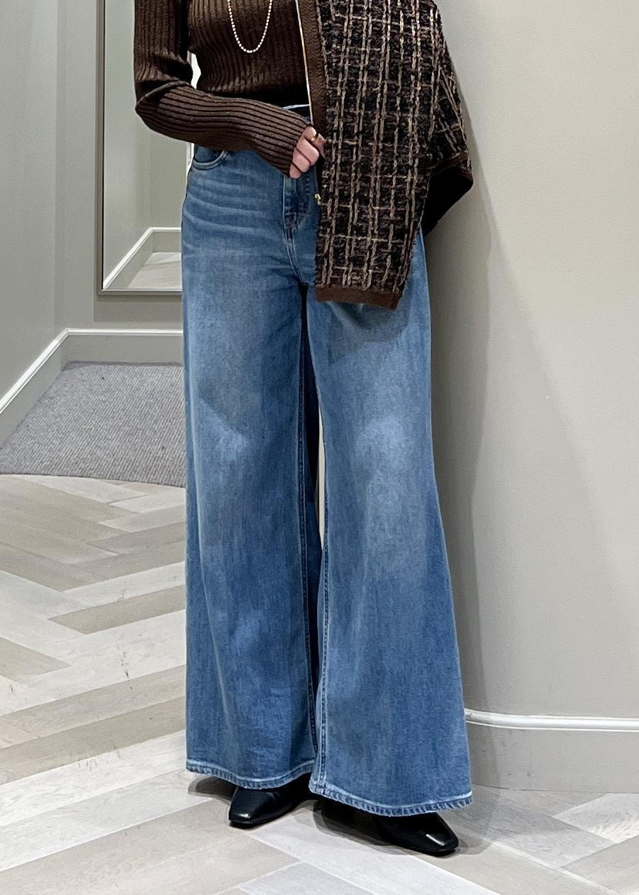 ブルー系のデニムパンツ、ブラック系のブーツ、ブラウン系のニット/セーターを着用したレディースの秋コーディネートの10枚目の写真