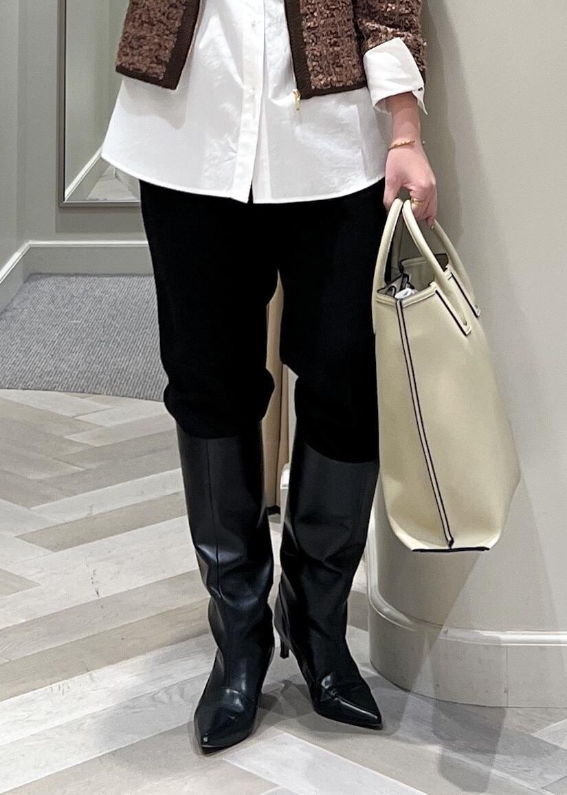 ホワイト系のシャツ/ブラウス、ブルー系のその他パンツ、ホワイト系のトートバッグを着用したレディースの冬コーディネートの9枚目の写真