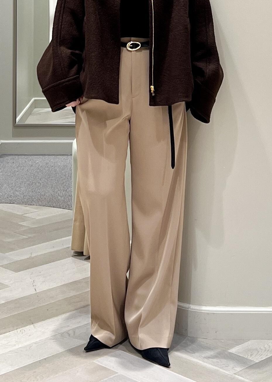 ブラック系のパンプス、ベージュ系のその他パンツ、ブラウン系のブルゾンを着用したレディースの秋コーディネートの8枚目の写真