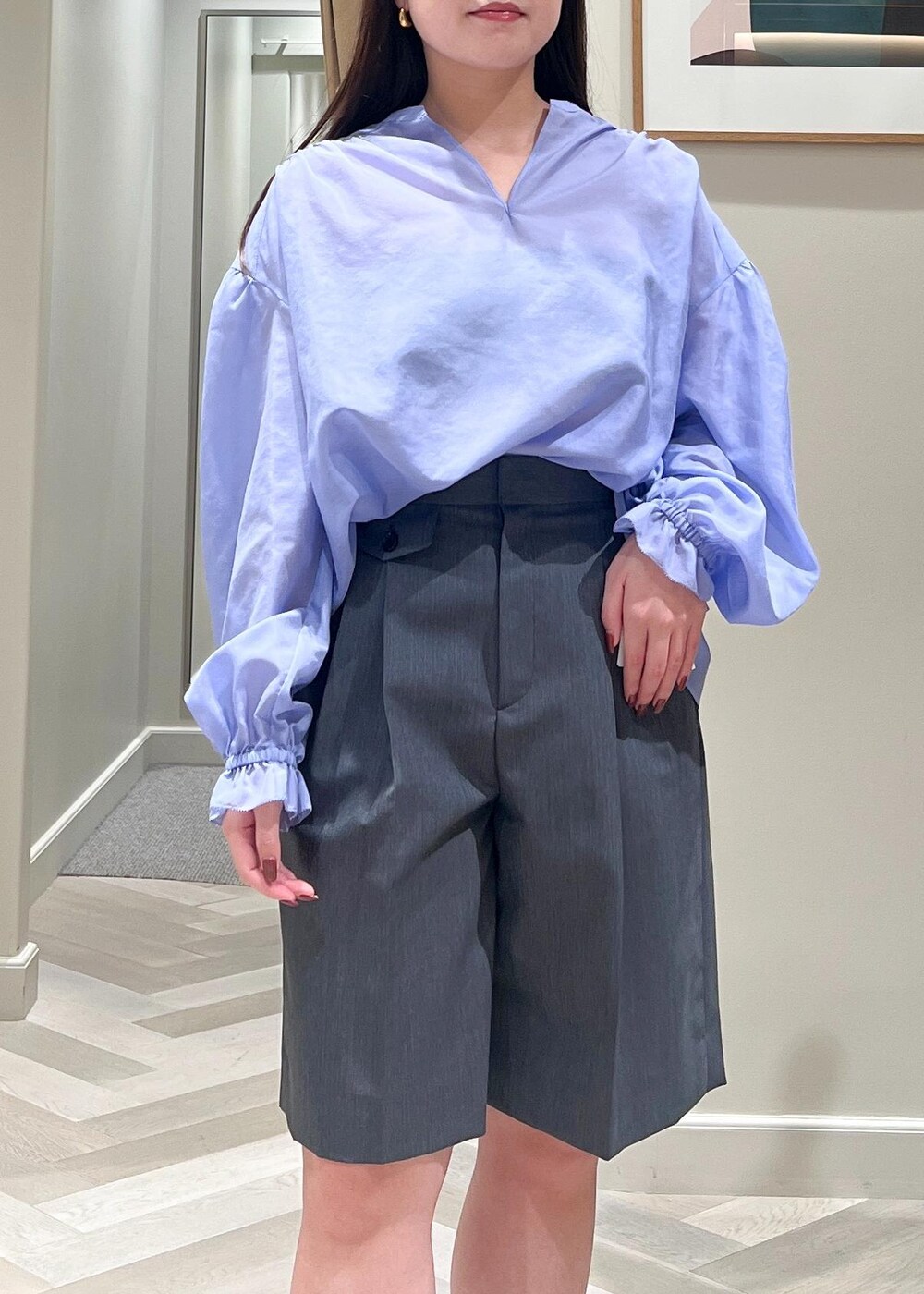 ブラック系のパンプス、グレー系のその他パンツ、ベージュ系のハンドバッグを着用したレディースの秋コーディネートの5枚目の写真