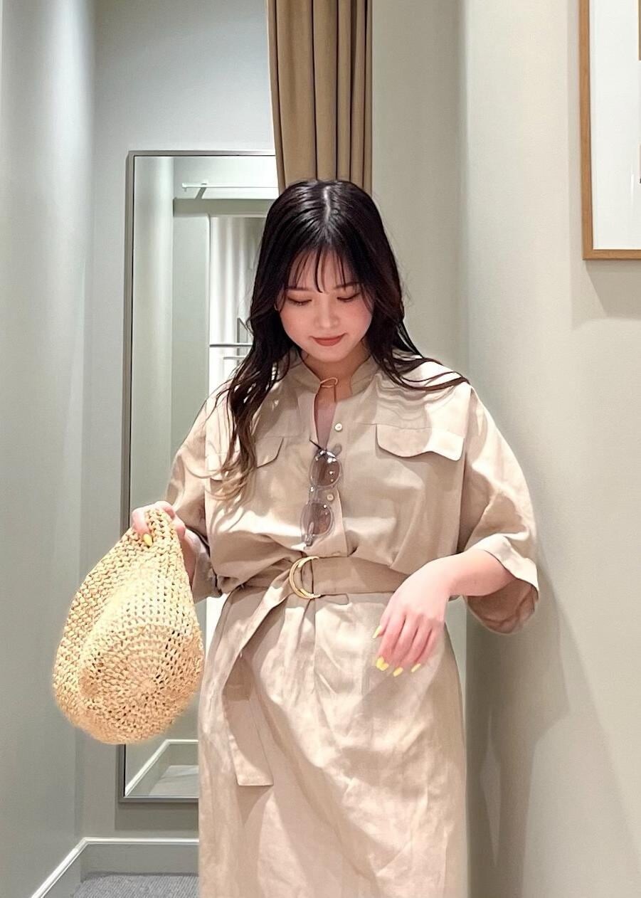 イエロー系のサンダル、ベージュ系のワンピース、ホワイト系のカーディガン/ボレロを着用したレディースの夏コーディネートの7枚目の写真