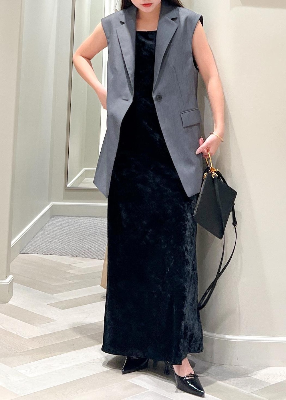 ブラック系のショルダーバッグ、ブラック系のワンピース、ブラック系のパンプスを着用したレディースの秋コーディネートの2枚目の写真