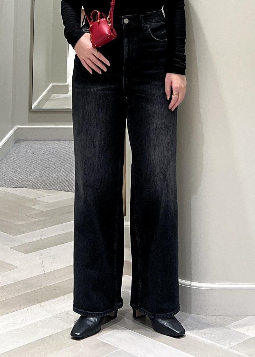 ブラック系のデニムパンツ、ブラック系のブーツ、ブラウン系のブルゾンを着用したレディースの秋コーディネートの10枚目の写真