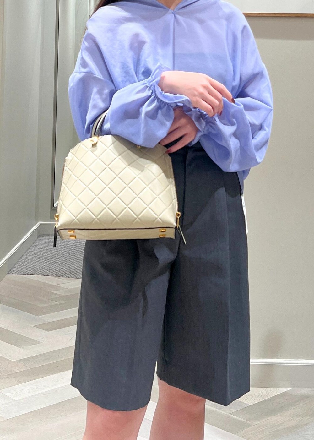 ブラック系のパンプス、グレー系のその他パンツ、ベージュ系のハンドバッグを着用したレディースの秋コーディネートの8枚目の写真