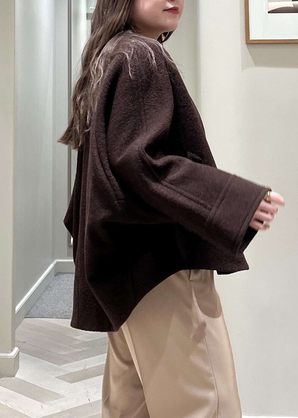 ブラック系のパンプス、ベージュ系のその他パンツ、ブラウン系のブルゾンを着用したレディースの秋コーディネートの7枚目の写真