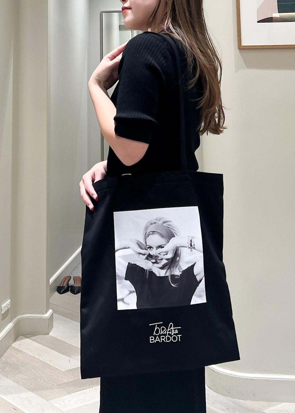 ブラック系のパンプス、ブラック系のスカート、ブラック系のニット/セーターを着用したレディースの秋コーディネートの7枚目の写真