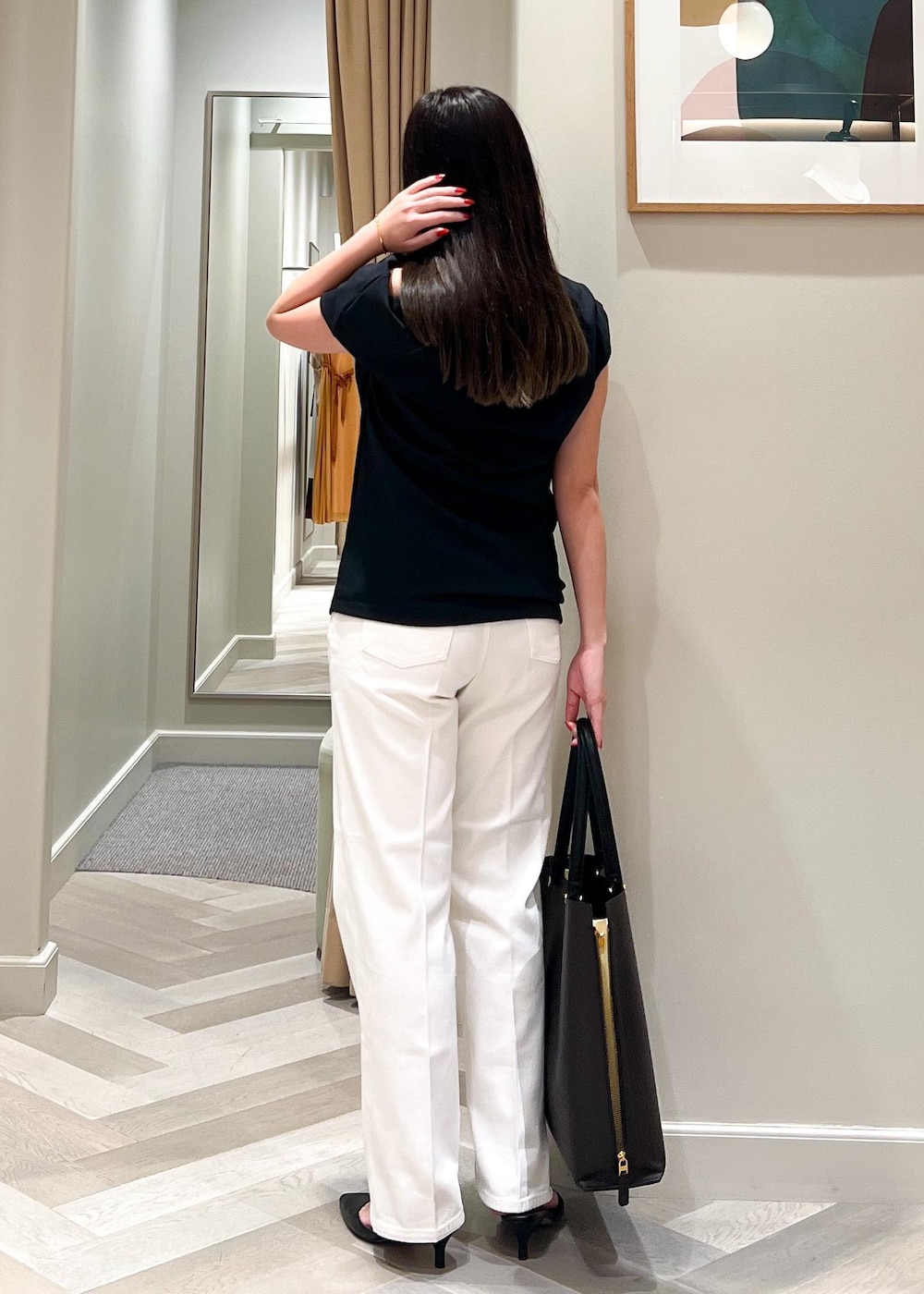 ホワイト系のデニムパンツ、ブラック系のTシャツ/カットソーを着用したレディースの夏コーディネートの4枚目の写真