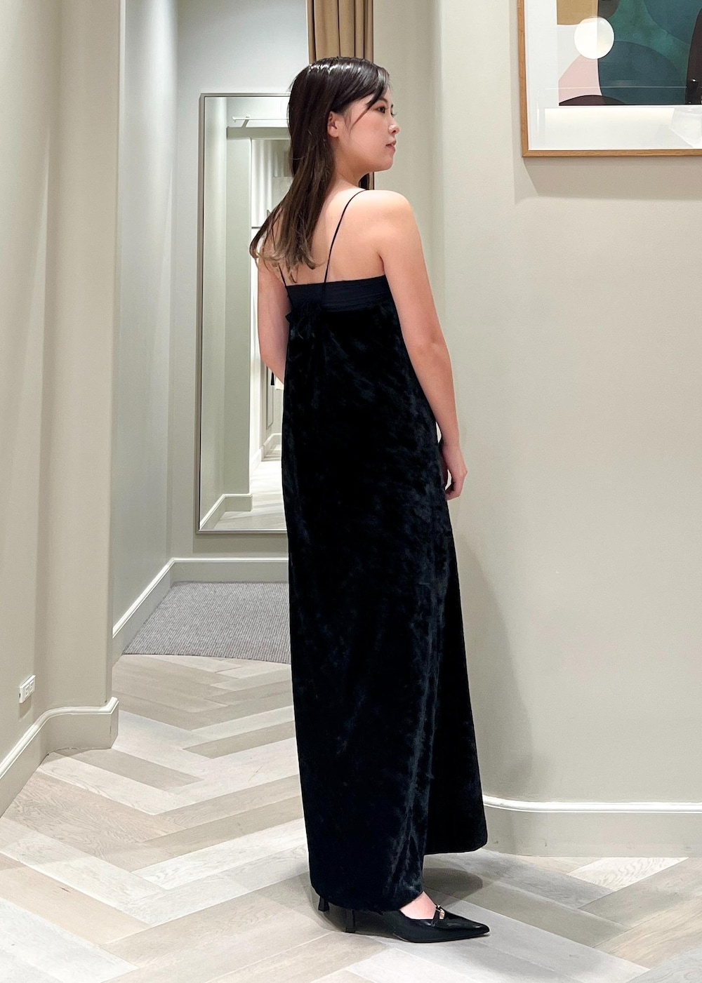 ブラック系のショルダーバッグ、ブラック系のワンピース、ブラック系のパンプスを着用したレディースの秋コーディネートの10枚目の写真