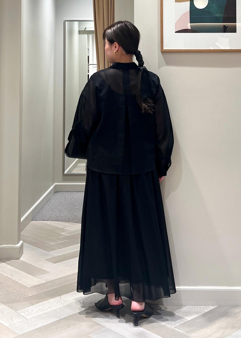 ブラック系のサンダル、ブラック系のショルダーバッグ、ブラック系のシャツ/ブラウスを着用したレディースの春コーディネートの4枚目の写真