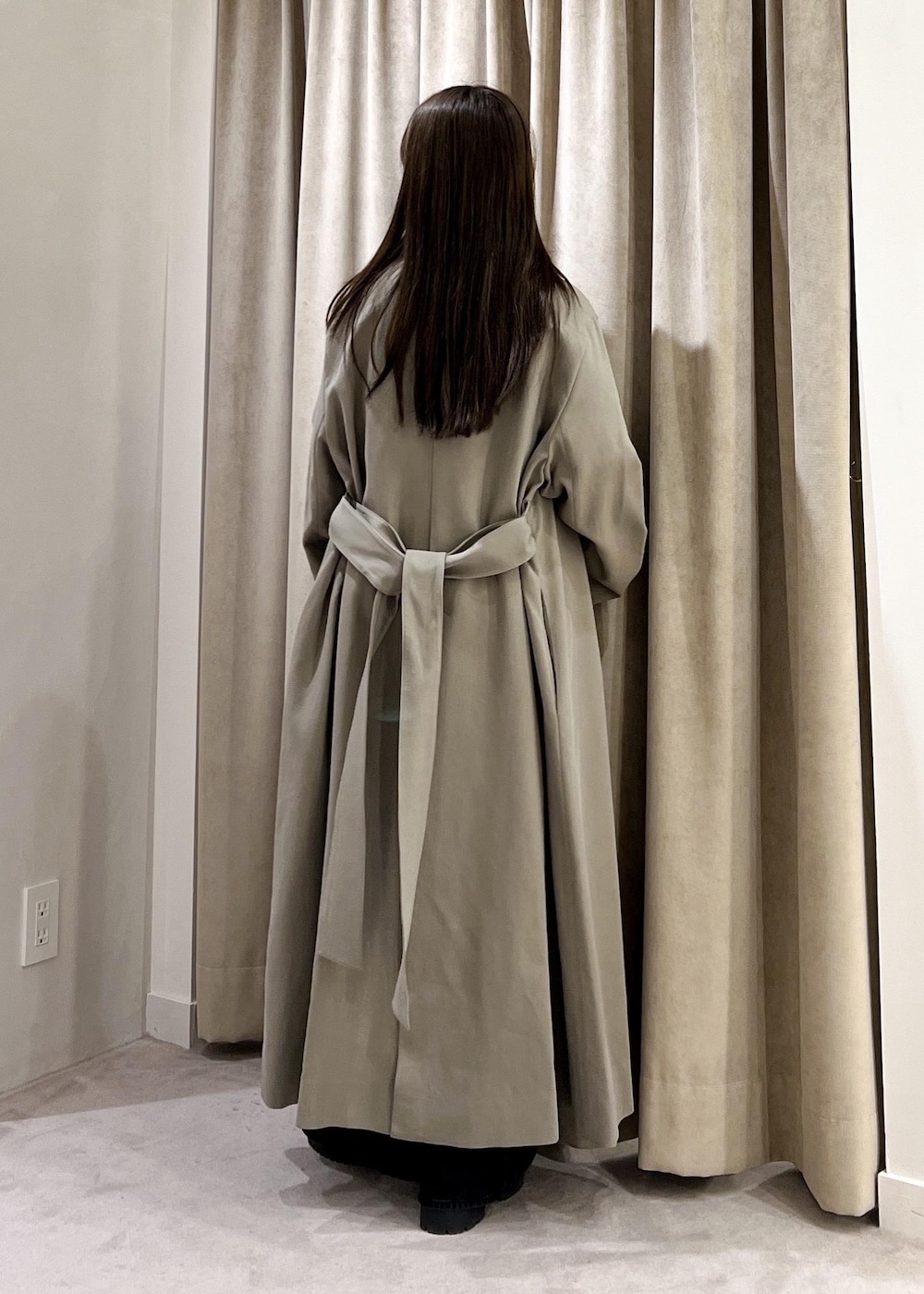 ブラック系のデニムパンツ、ブラック系のカーディガン/ボレロ、ホワイト系のキャミソールを着用したレディースの冬コーディネートの4枚目の写真