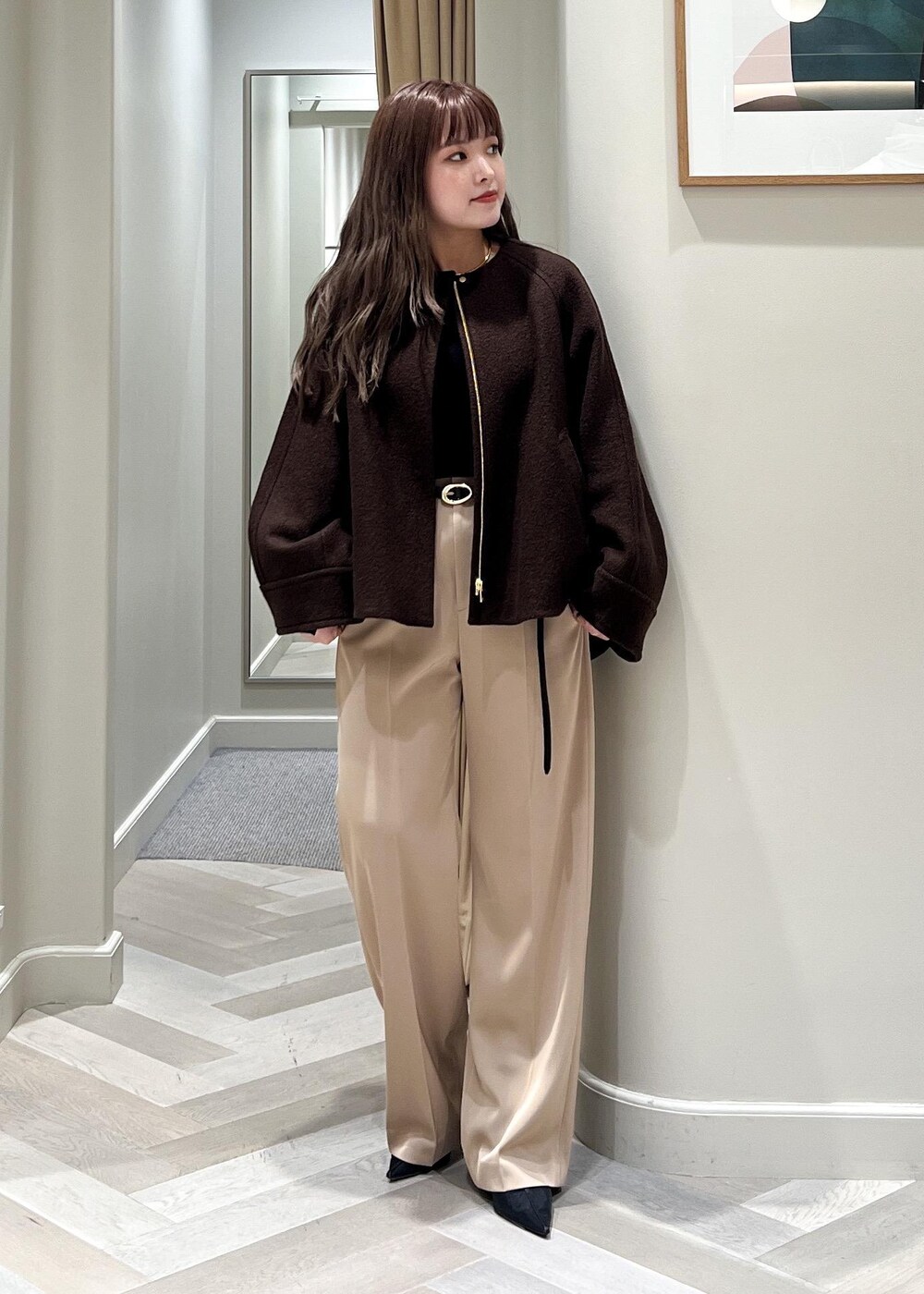 ブラック系のパンプス、ベージュ系のその他パンツ、ブラウン系のブルゾンを着用したレディースの秋コーディネートの5枚目の写真