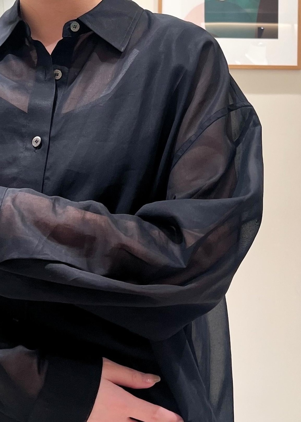 ブラック系のサンダル、ブラック系のショルダーバッグ、ブラック系のシャツ/ブラウスを着用したレディースの春コーディネートの8枚目の写真