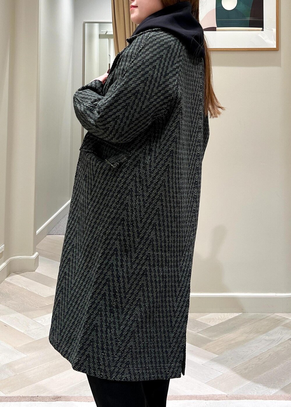 ブラック系のパンプス、ブルー系のシャツ/ブラウス、ブラック系のパーカーを着用したレディースの冬コーディネートの6枚目の写真