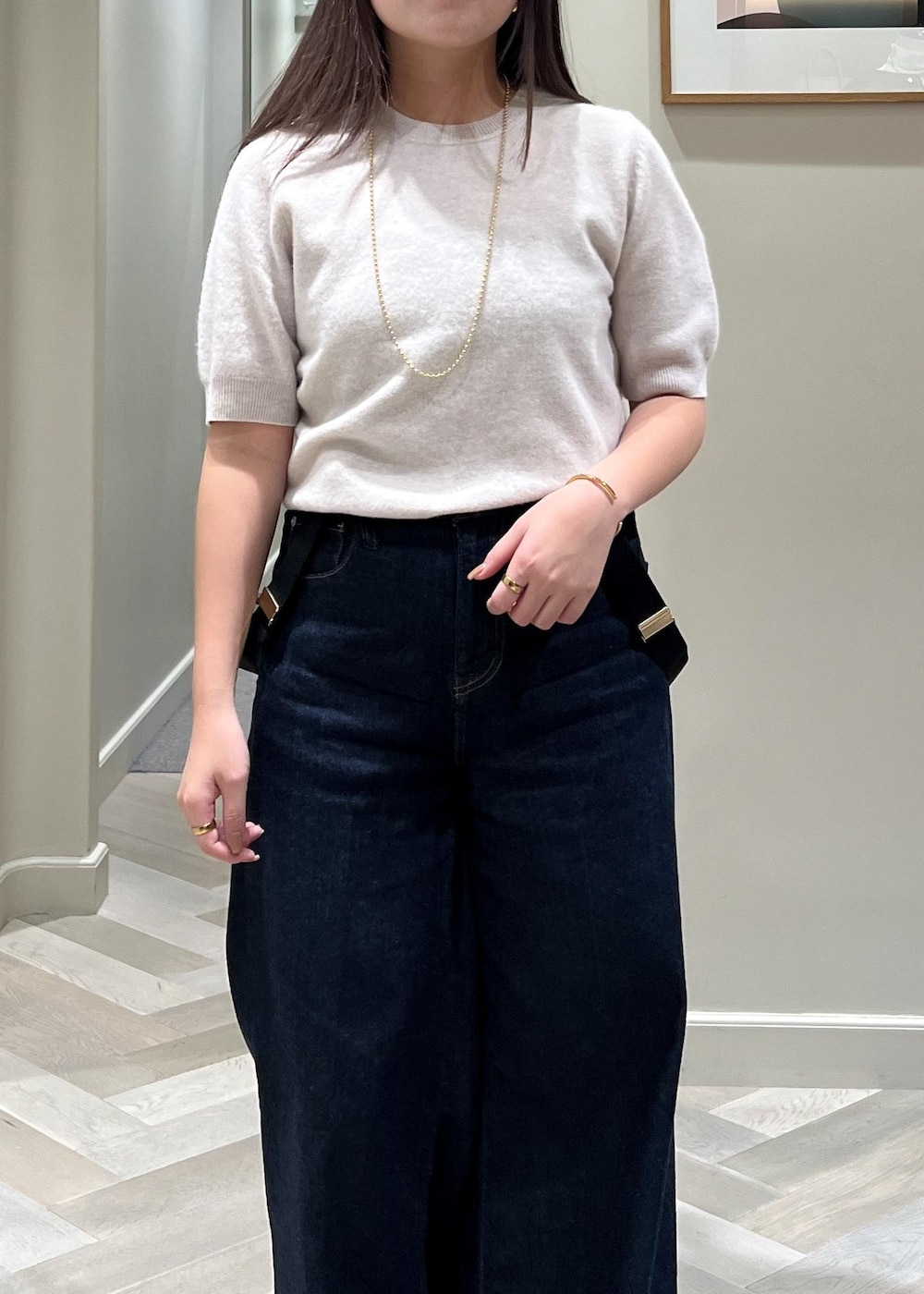 ベージュ系のカーディガン/ボレロ、ベージュ系のニット/セーター、ブルー系のデニムパンツを着用したレディースの秋コーディネートの8枚目の写真