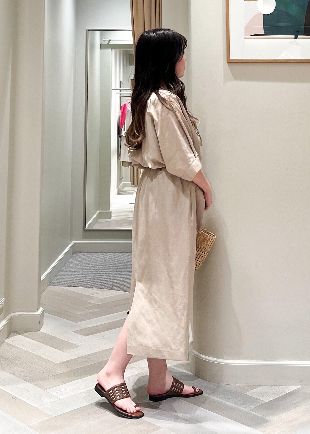 イエロー系のサンダル、ベージュ系のワンピース、ホワイト系のカーディガン/ボレロを着用したレディースの夏コーディネートの3枚目の写真