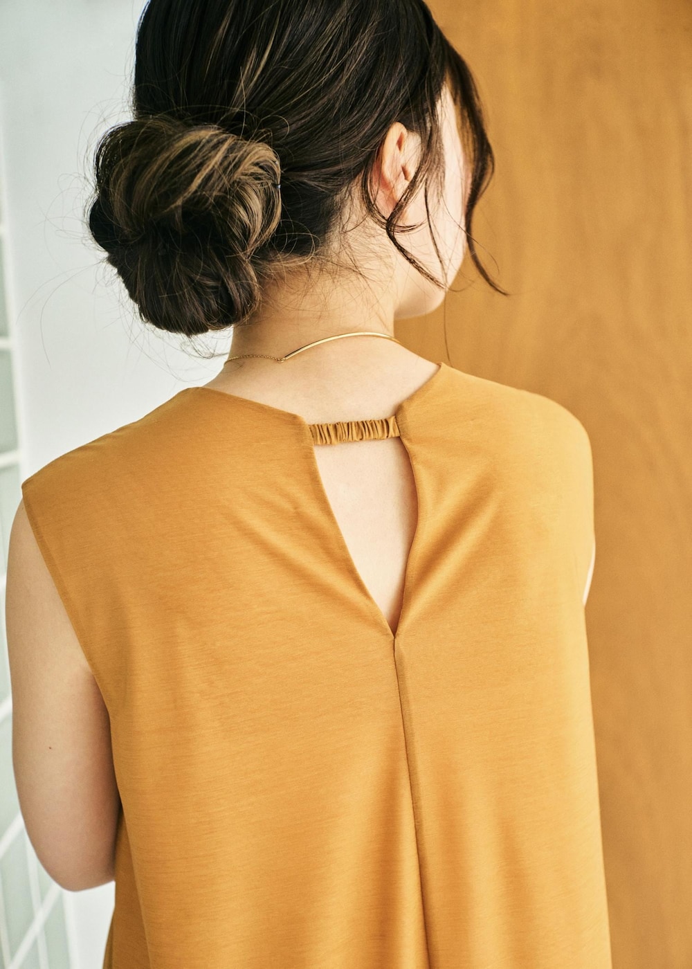 ホワイト系のハンドバッグ、ホワイト系のサンダル、ホワイト系のカーディガン/ボレロを着用したレディースの春コーディネートの4枚目の写真