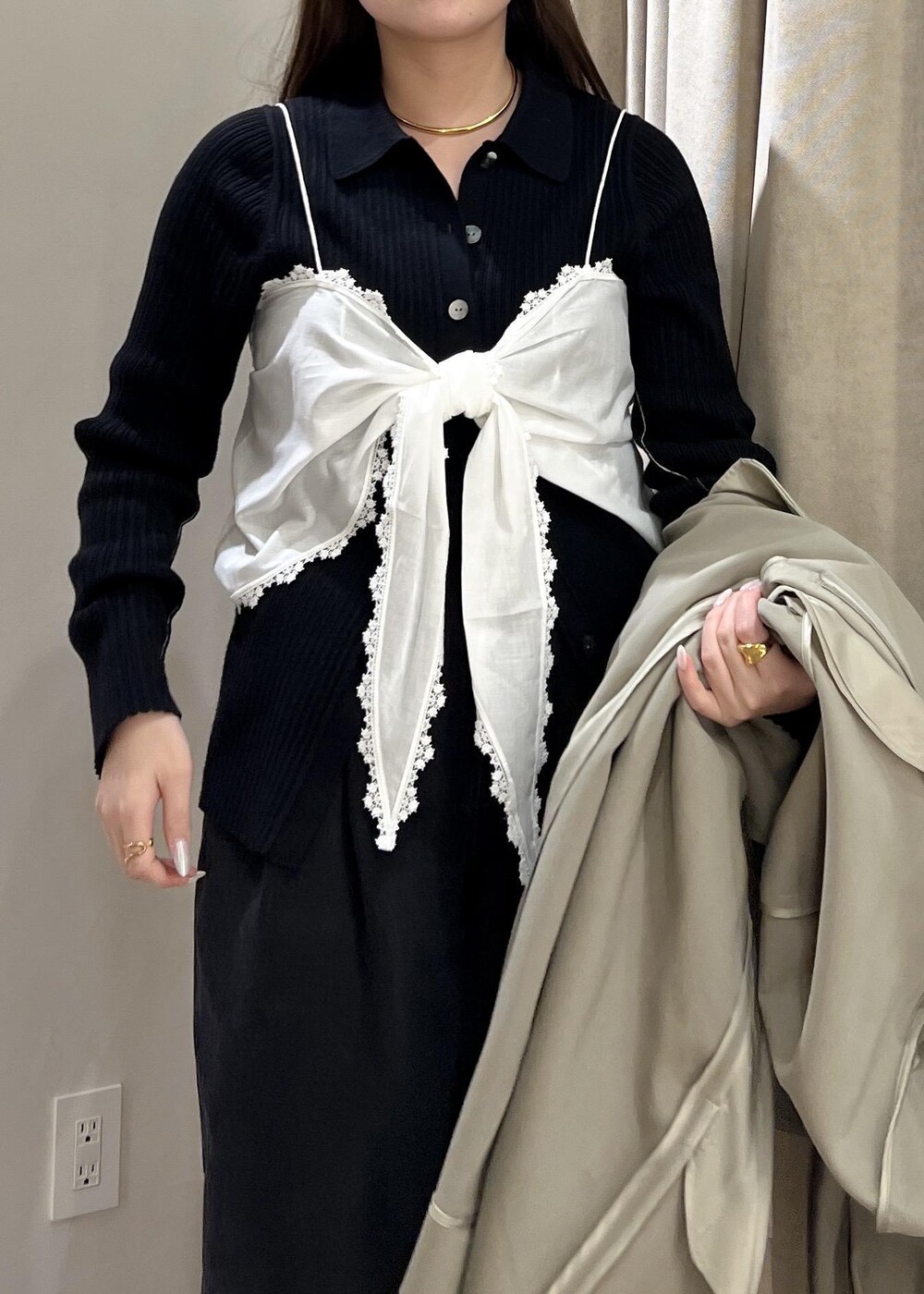 ブラック系のデニムパンツ、ブラック系のカーディガン/ボレロ、ホワイト系のキャミソールを着用したレディースの冬コーディネートの8枚目の写真