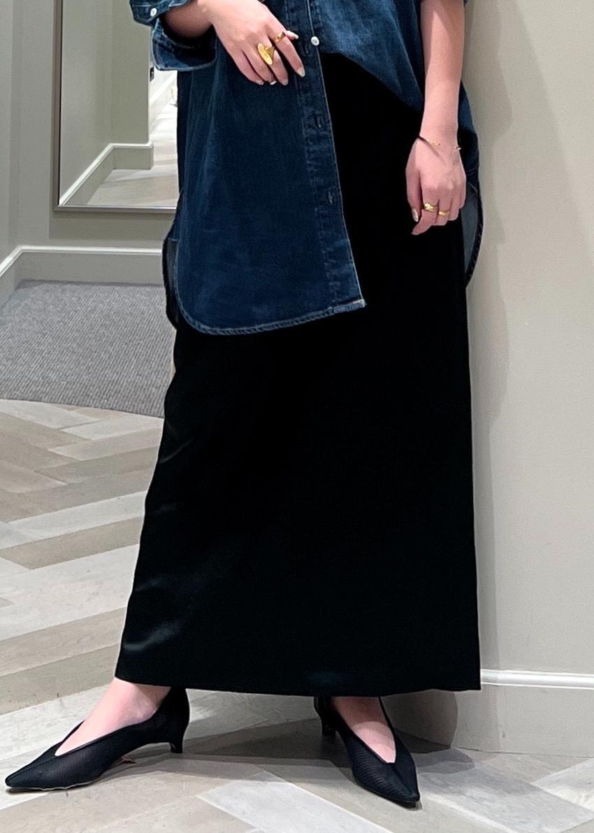 ホワイト系のショルダーバッグ、ブラック系のパンプス、ブラック系のスカートを着用したレディースの夏コーディネートの9枚目の写真