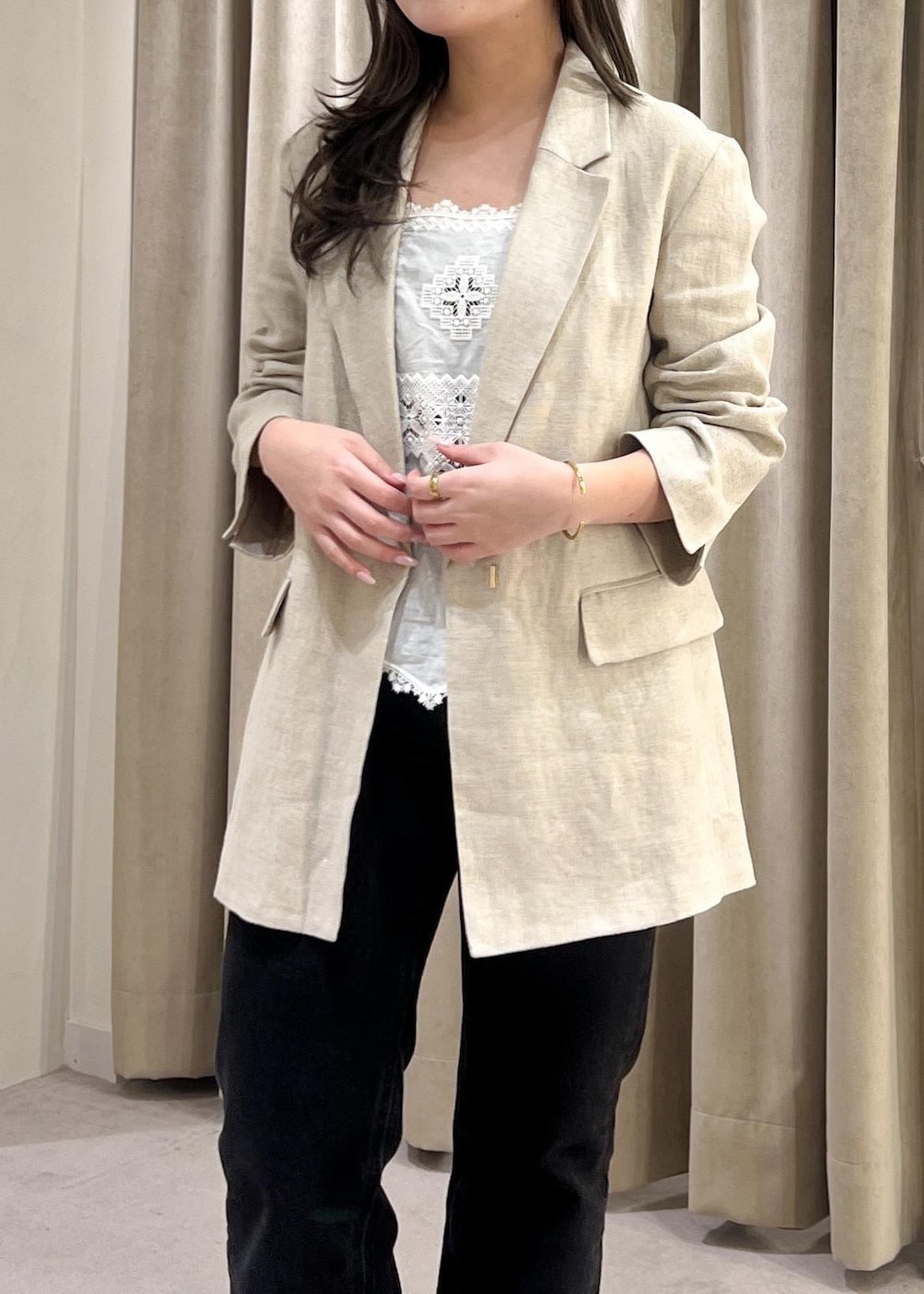 グレー系のデニムパンツ、ブラック系のパンプス、ホワイト系のキャミソールを着用したレディースの春コーディネートの8枚目の写真