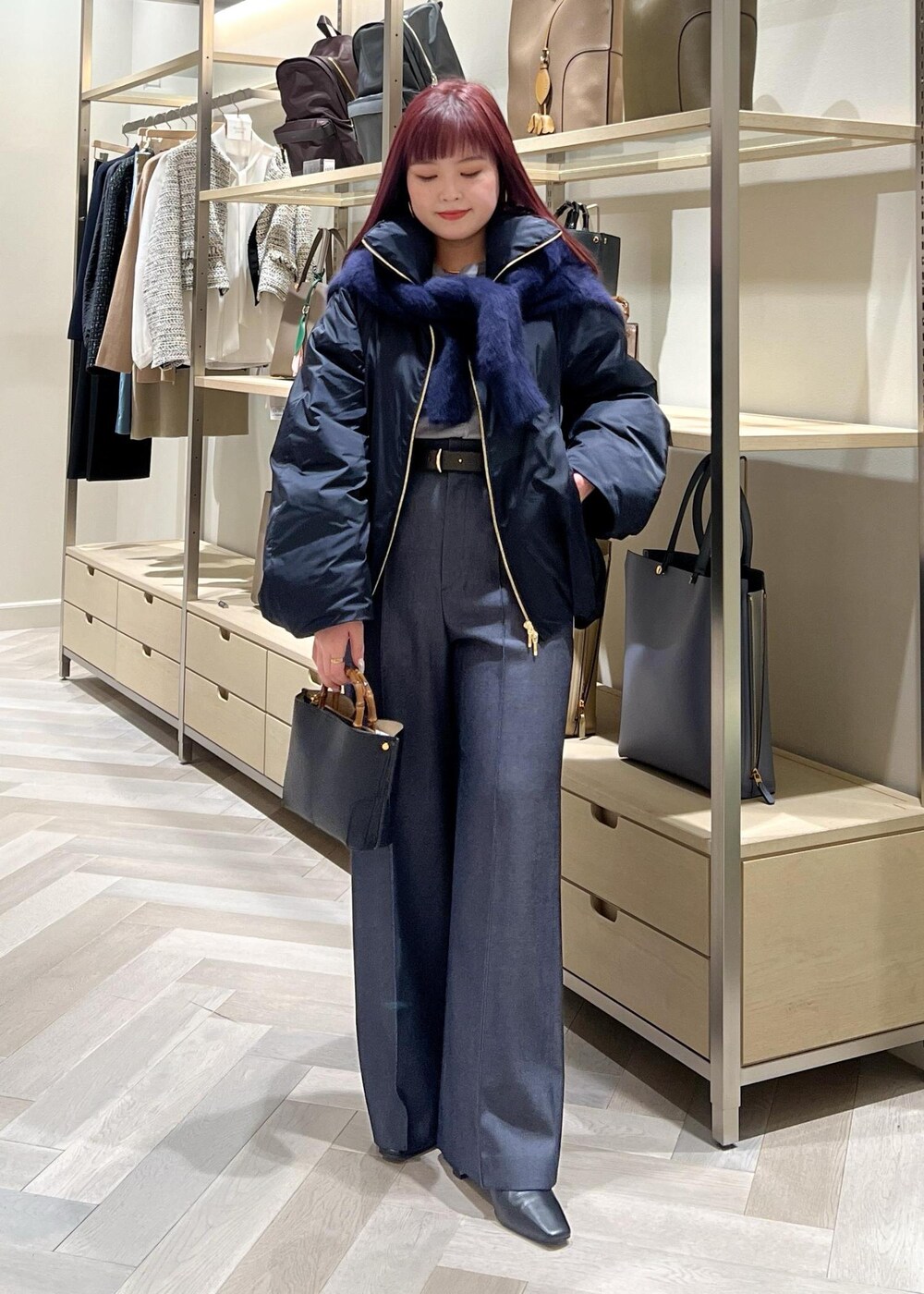 ブラック系のブーツ、グレー系のニット/セーター、ブルー系のその他パンツを着用したレディースの秋コーディネートの2枚目の写真