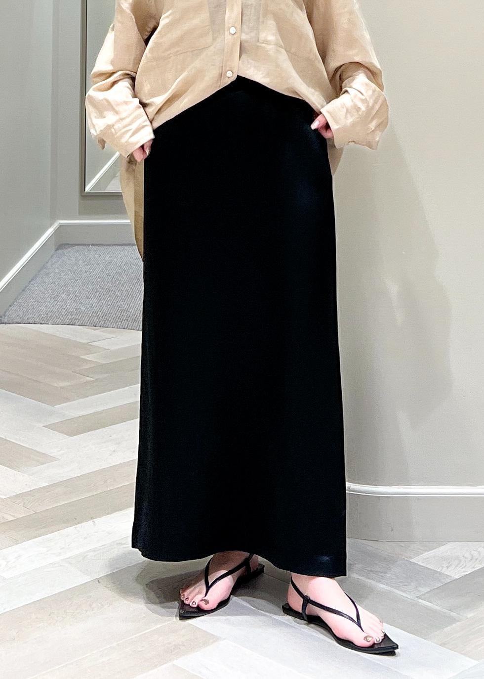 ブラック系のスカート、ベージュ系のシャツ/ブラウス、ホワイト系の長傘を着用したレディースの夏コーディネートの7枚目の写真