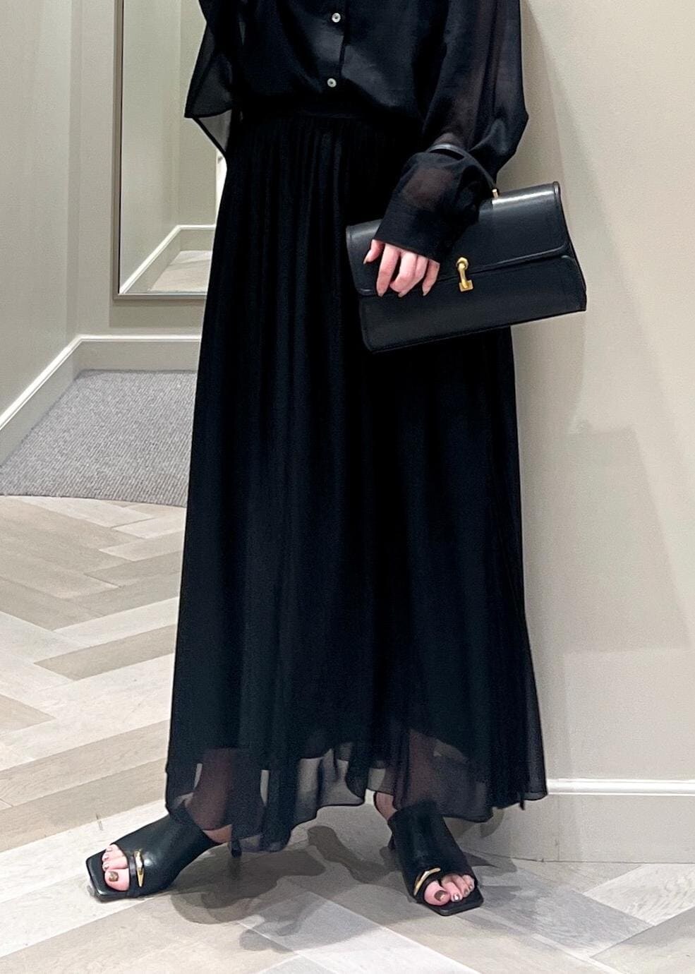 ブラック系のサンダル、ブラック系のショルダーバッグ、ブラック系のシャツ/ブラウスを着用したレディースの春コーディネートの9枚目の写真