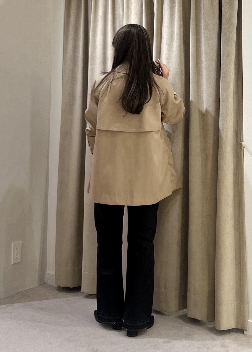 グレー系のデニムパンツ、ブラック系のパンプス、ベージュ系のシャツ/ブラウスを着用したレディースの春コーディネートの4枚目の写真