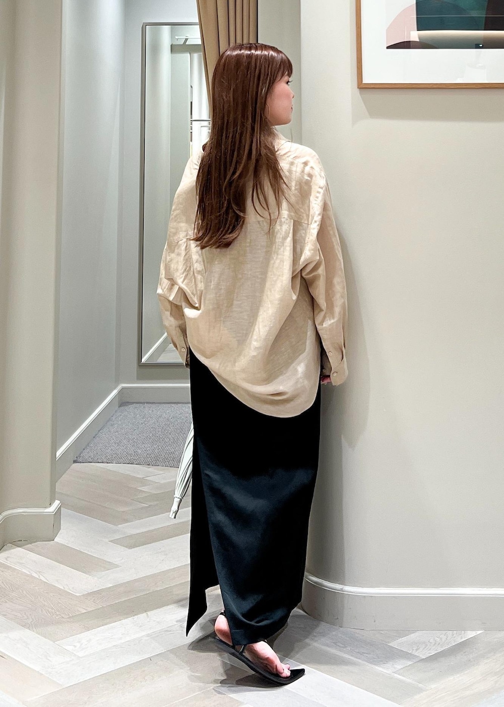 ブラック系のスカート、ベージュ系のシャツ/ブラウス、ホワイト系の長傘を着用したレディースの夏コーディネートの4枚目の写真